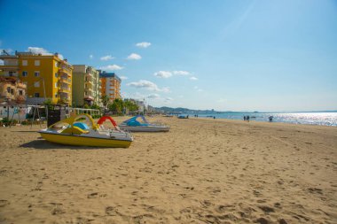 DURRES, ALBANIA: Arnavutluk 'un Durres tatil beldesindeki plaj ve otellerin manzarası.