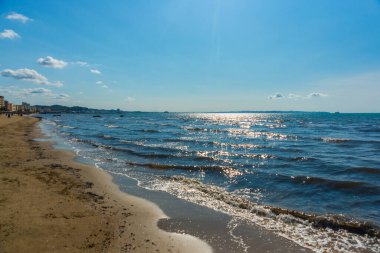 DURRES, ALBANIA: Arnavutluk 'un Durres kentindeki Mavi Deniz Kıyısı Panorama Manzarası.