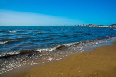DURRES, ALBANIA: Arnavutluk 'un Durres kentindeki Mavi Deniz Kıyısı Panorama Manzarası.