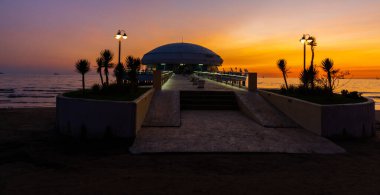 DURRES, ALBANIA: Arnavutluk 'un Durres tatil beldesinin plajında alışılmadık yuvarlak bir kafeterya ve restoran bulunuyor.