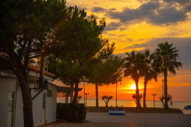 Durres 'te gün batımında sahil ve Adriyatik Denizi manzaralı güzel bir manzara.