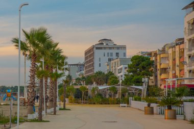 DURRES, ALBANIA: Arnavutluk 'un Durres tatil beldesindeki plaj ve otellerin manzarası.