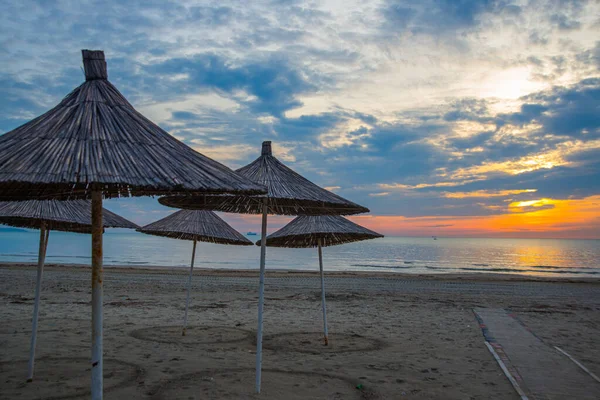 Durres Albanien Palmensonnenschirme Vor Dem Hintergrund Des Abendhimmels Strand Durres — Stockfoto