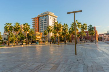 DURRES, ALBANIA: Arnavutluk 'un Durres kentinde palmiye ağaçları bulunan merkez meydan.