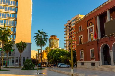 DURRES, ALBANIA: Arnavutluk 'un Durres şehir merkezinde saat inşaatı.