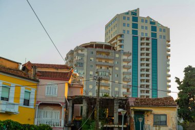 DURRES, ALBANIA: Arnavutluk 'un Durres kentindeki Renkli Eski ve modern bina.