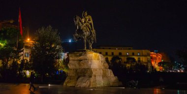 TİRAN, ALBANIA: Arnavutluk 'un Tiran kentinde Skanderberg heykeli. Anıt 1968 yılında Odhise Paskali 'nin yarattığı Skanderbeg' in 500. ölüm yıldönümünde açıldı..