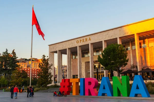 Tirana Albania Enormi Lettere Con Iscrizione Tyrant Teatro Nazionale Dell Immagini Stock Royalty Free