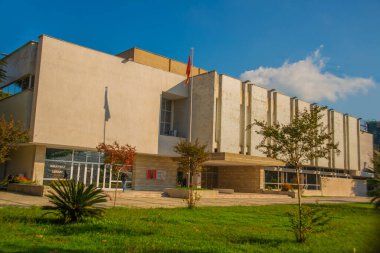 TİRAN, ALBANIA: Arnavutluk 'un Tiran kentinde Ulusal Sanat Galerisi binası.