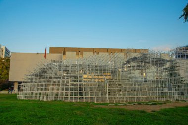 TİRAN, ALBANIA: Arnavutluk 'un Tiran kentindeki Ulusal Sanat Galerisinde Beyaz Bulut sanat kurulumu