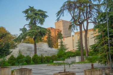 TİRAN, ALBANIA: Arnavutluk 'un Tiran kentindeki Ulusal Sanat Galerisinde Beyaz Bulut sanat kurulumu