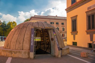 TİRAN, ALBANIA: Arnavutluk 'taki eski bir nükleer sığınak, şehir merkezinde bulunan ve tarih müzesi BUNKART 2' ye dönüştürülmüş durumda.