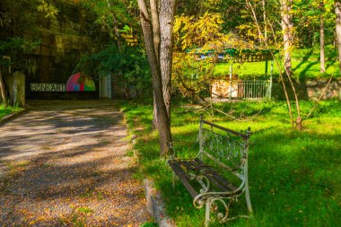 Parktaki bir yol Tiran 'daki bir askeri sığınağa, şimdi de Arnavutluk' taki Bunker Sanat Müzesi 'ne çıkıyor..