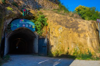 Tiran, ALBANIA: Bunkart 'ın girişi, Tiran' ın ilk nükleer sığınağı tarih müzesine dönüştürüldü.