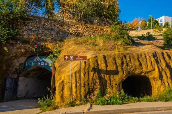 TIRANA, ALBANIA: Entrada del Bunkart, primer búnker nuclear de Tirana transformado en museo de historia. — Foto de Stock