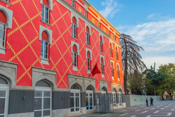 TIRANA, ALBANIA: Hermoso edificio rojo del Ministerio de Infraestructuras y Energía. — Foto de Stock