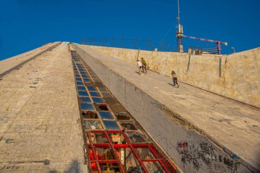 TİRAN, ALBANIA: Tiran, Arnavutluk 'un tarihi simgelerinden biri olan hafıza piramidi.