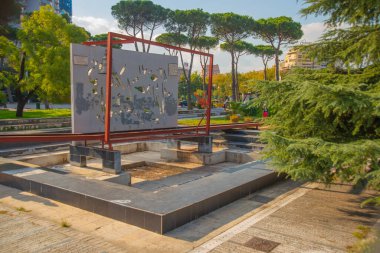 TİRAN, ALBANIA: Tiran, Arnavutluk 'un tarihi simgelerinden biri olan hafıza piramidi.