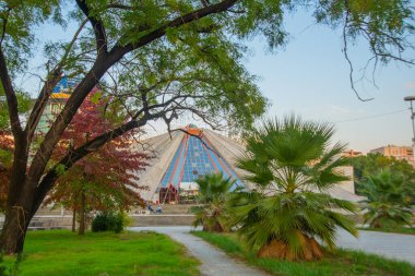 TİRAN, ALBANIA: Tiran, Arnavutluk 'un tarihi simgelerinden biri olan hafıza piramidi.