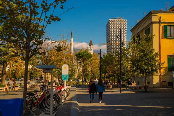 TİRAN, ALBANIA: Tiran şehir merkezindeki Eski Saat Kulesi.