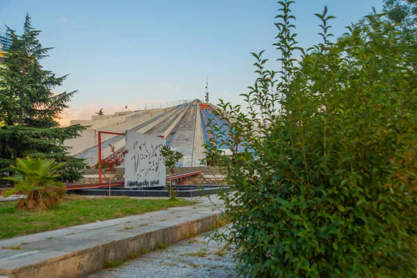 Tirana Albania Piramida Pamięci Jeden Historycznych Symboli Tirany Albania — Zdjęcie stockowe