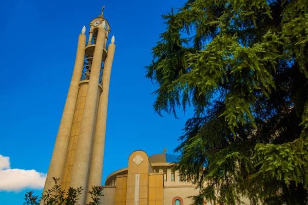 TIRANA, ALBANIA: La Resurrección de Cristo Catedral Ortodoxa es la iglesia ortodoxa más grande de Albania. — Foto de Stock