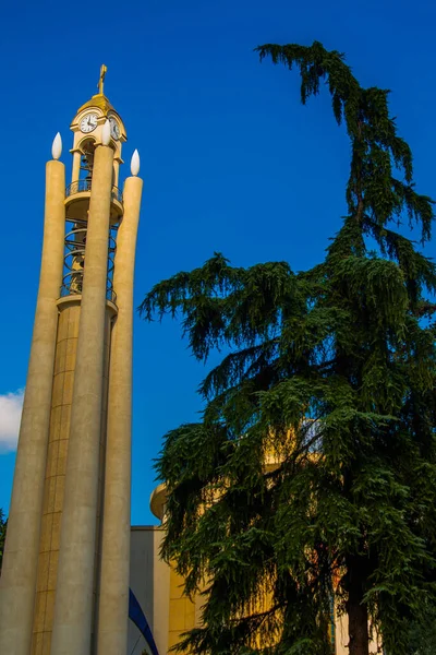 TIRANA, ALBANIA: Vzkříšení Kristovy pravoslavné katedrály je největší pravoslavná církev v Albánii. — Stock fotografie