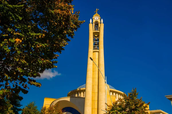 TIRANA, ALBANIA: The Resurrection of Christ Orthodox Cathedral is the largest Orthodox church in Albania. — Stock Photo, Image