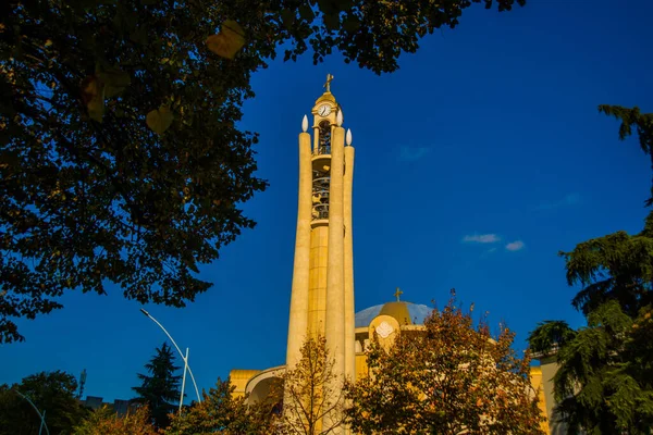 TIRANA, ALBANIA: La Resurrección de Cristo Catedral Ortodoxa es la iglesia ortodoxa más grande de Albania. — Foto de Stock