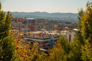 Tiran, ALBANIA: Teleferiğin gözlem güvertesinden Tiran kentinin üst görüntüsü. Balkanlar 'ın en uzun kablosu. Tiran, Arnavutluk.