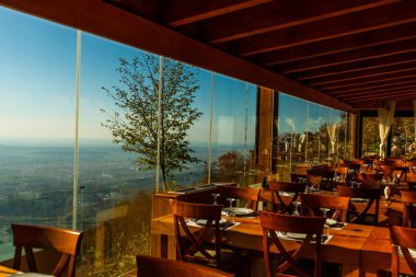 TİRAN, ALBANIA: gözlem güvertesi bölgesindeki restoran. Dajti Express ya da Dajti Ekspres teleferikleri Dajti dağına gidiyor..