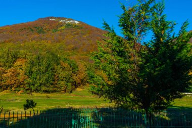 TİRAN, ALBANIA: Dajti Dağı 'nın tepesinden Tiran' a güzel bir panoramik hava manzarası, Ulusal Park.