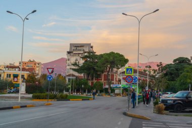 TİRAN, ALBANIA: Arnavutluk 'un başkenti Tiran' daki renkli apartmanlar