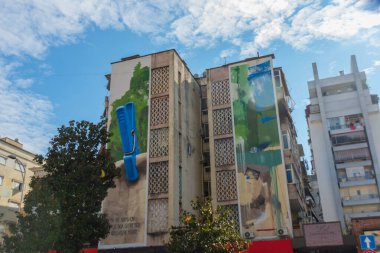 TİRAN, ALBANIA: Arnavutluk 'un başkenti Tiran' daki renkli apartmanlar