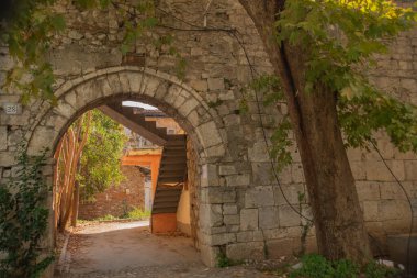 Tiran, ALBANIA: Tiran pazarının tarihsel özellikleri, şehir merkezinde yeni turistik ilgi odağı, Tiran kalesi veya Kalaja e Tiranes. Justinian Kalesi.