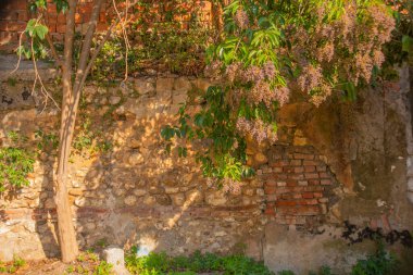 Tiran, ALBANIA: Tiran pazarının tarihsel özellikleri, şehir merkezinde yeni turistik ilgi odağı, Tiran kalesi veya Kalaja e Tiranes. Justinian Kalesi.