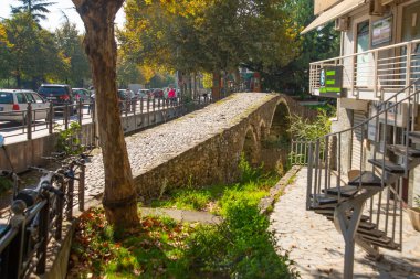Tabak Köprüsü ya da Tanner Köprüsü, 18. yüzyılda inşa edilmiş bir sedirtaşı kemer köprüsü. Tiran 'ın modern merkezinde yer almaktadır..