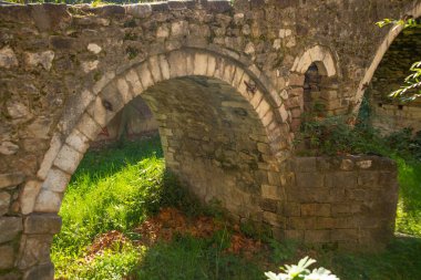 Tabak Köprüsü ya da Tanner Köprüsü, 18. yüzyılda inşa edilmiş bir sedirtaşı kemer köprüsü. Tiran 'ın modern merkezinde yer almaktadır..