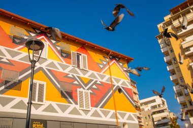 TİRAN, ALBANIA: Arnavutluk 'un Tiran kentinde Yeni Pazar veya Pazari i Ri. Birçok renkli bina, restoran ve fırın çevrili..