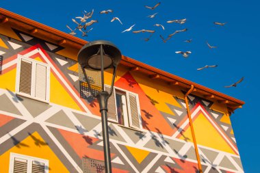 TİRAN, ALBANIA: Arnavutluk 'un Tiran kentinde Yeni Pazar veya Pazari i Ri. Birçok renkli bina, restoran ve fırın çevrili..