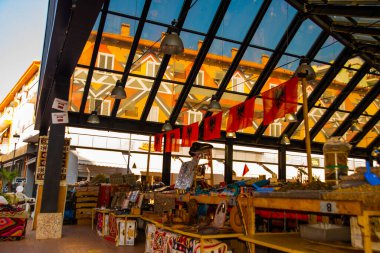 TİRAN, ALBANIA: Arnavutluk 'un Tiran kentinde Yeni Pazar veya Pazari i Ri. Birçok renkli bina, restoran ve fırın çevrili..