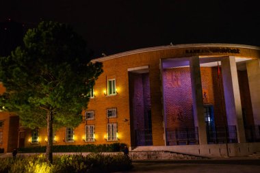 Tiran, ALBANIA: Geceleri Tiran kentinin merkez meydanı. Arnavutluk.