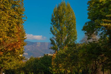 TİRAN, ALBANIA: Arnavutluk 'un Tiran kentindeki şehir merkezinde güzel bir dağ manzarası