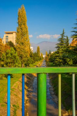 TİRAN, ALBANIA: Arnavutluk 'un Tiran kentinde yaşanan yaz kuraklığı sonrasında Lana Nehri çok alçaktan akıyor.