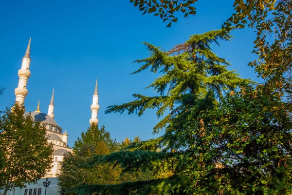 Tiran, ALBANIA: Arnavutluk 'un mavi gökyüzünün arka planında Tiran' daki yeni güzel cami.