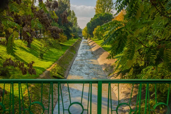 Tirana Albania Río Lana Fluye Muy Bajo Después Una Sequía —  Fotos de Stock