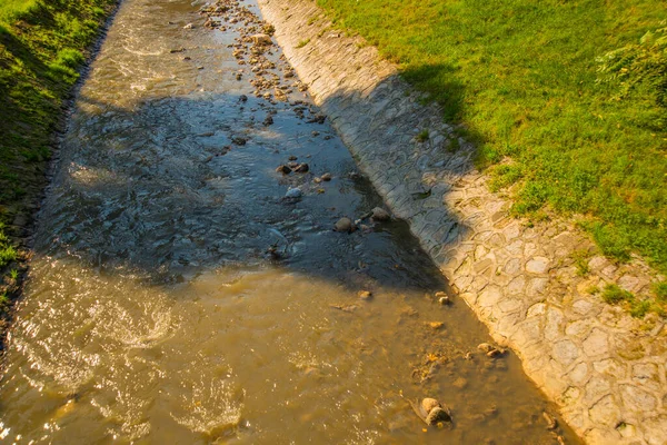 Tirana Albania Río Lana Fluye Muy Bajo Después Una Sequía — Foto de Stock