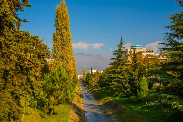 Tirana Albânia Rio Lana Flui Muito Baixo Após Uma Seca — Fotografia de Stock