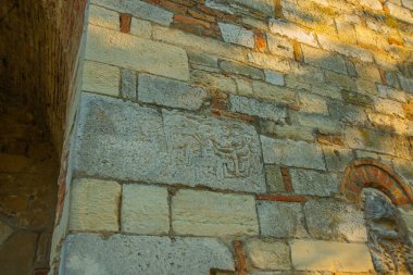 APOLONYA, ALBANIA: Arnavutluk 'un Apollonia kentindeki Aziz Mary Manastırı' nın antik taş duvarı ve girişi.