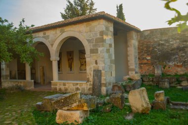 APOLONYA, ALBANIA: Aziz Mary Manastırı 'nın atari salonlarında Yunan-Roma heykelleri.